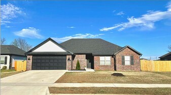 438 N Otoe St in Farmington, AR - Building Photo