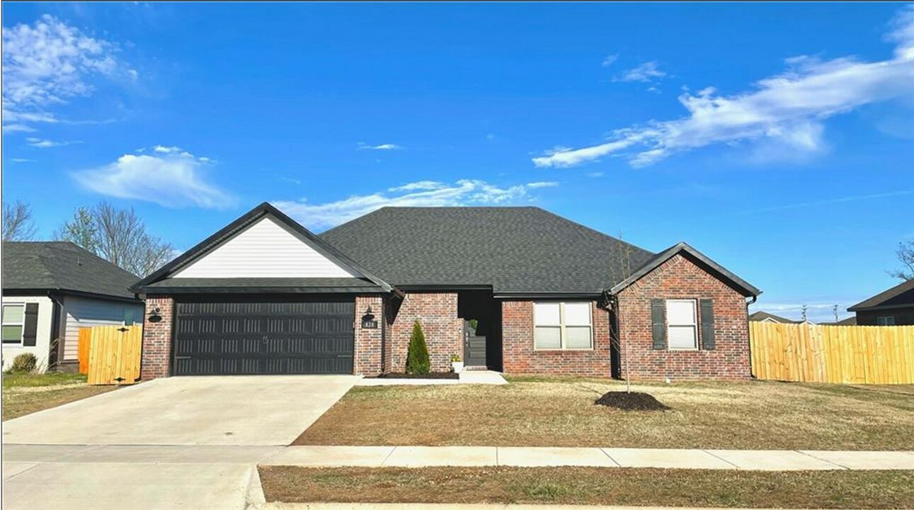 438 N Otoe St in Farmington, AR - Building Photo