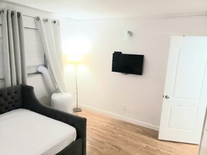 19001 NE 14th Ave-Unit -1 in Miami, FL - Building Photo - Building Photo
