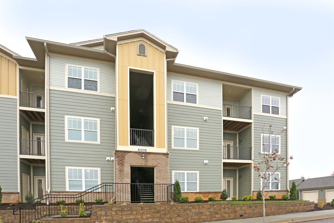 Bristol Bluffs in Louisville, KY - Foto de edificio