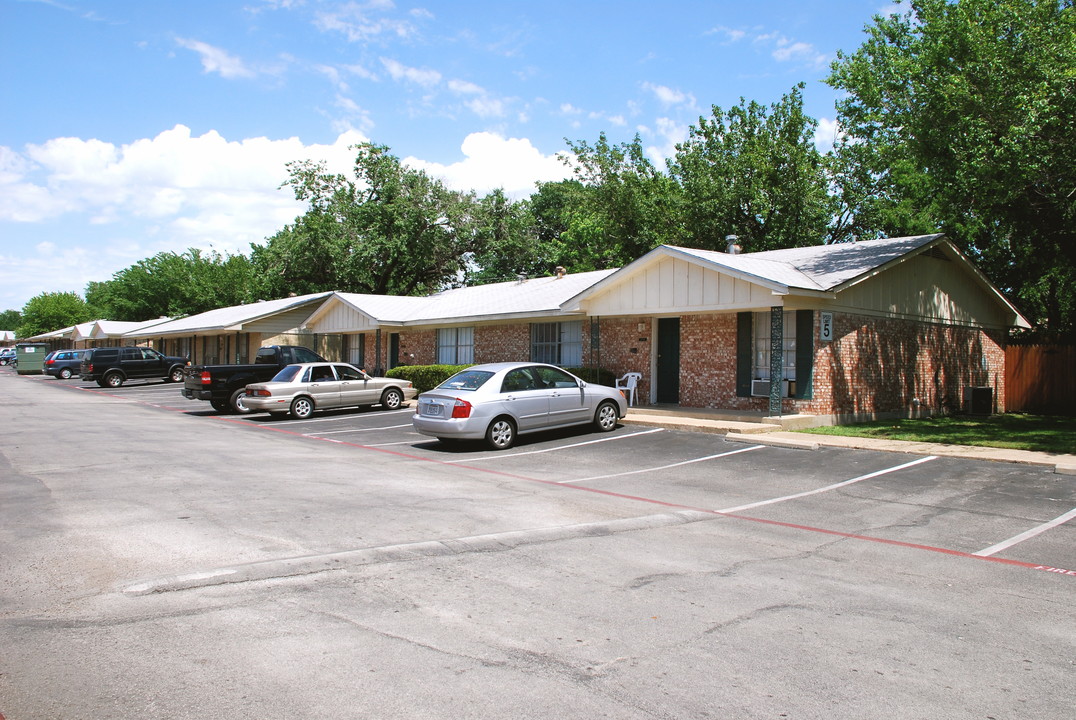 Garden Plaza in Irving, TX - Foto de edificio