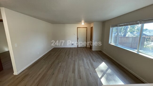 845 Columbia Ave in Gladstone, OR - Building Photo - Building Photo