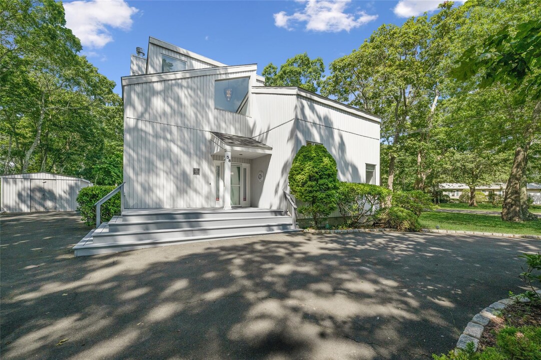 58 Homewood Dr in Hampton Bays, NY - Building Photo
