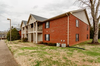 Canterbury Apartments in Hopkinsville, KY - Foto de edificio - Building Photo