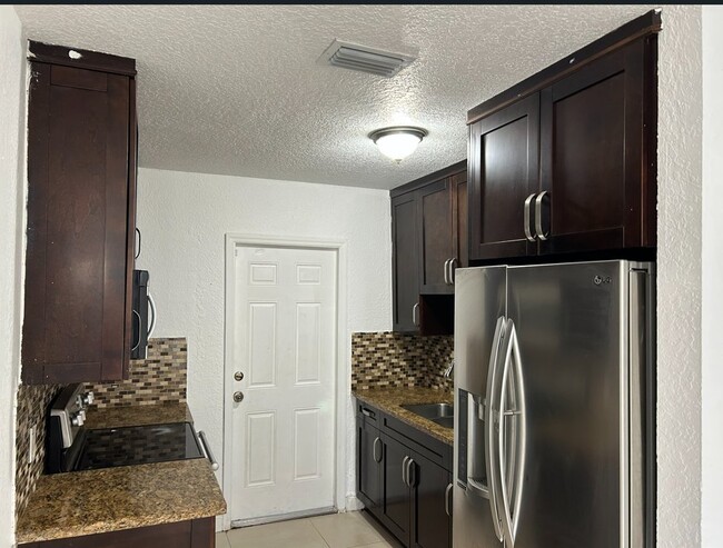 2571 NW 153rd St in Opa Locka, FL - Foto de edificio - Building Photo