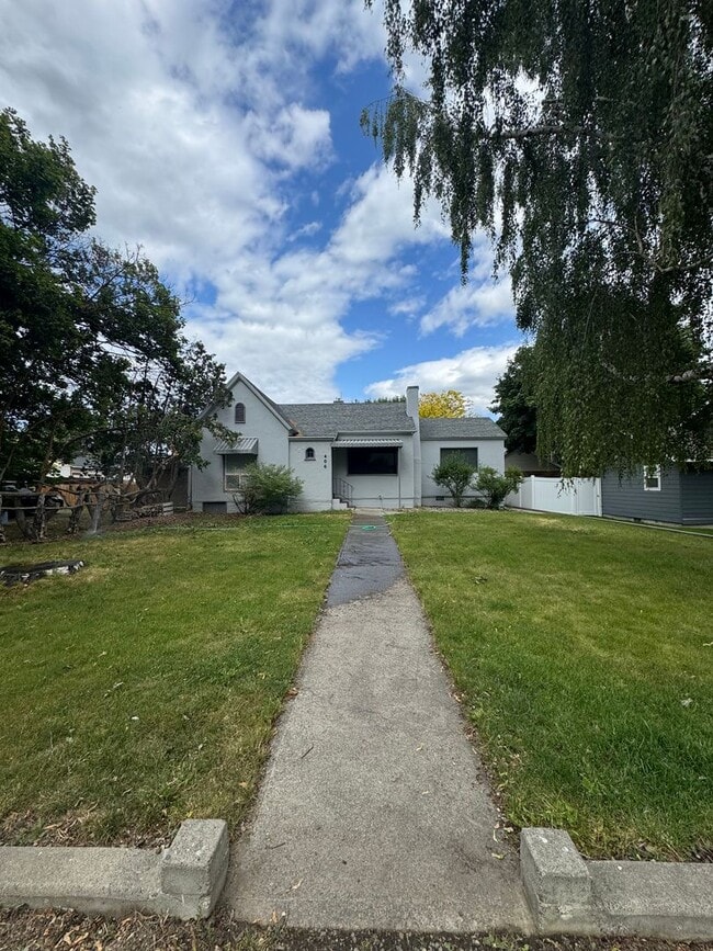 property at 406 S Anderson St