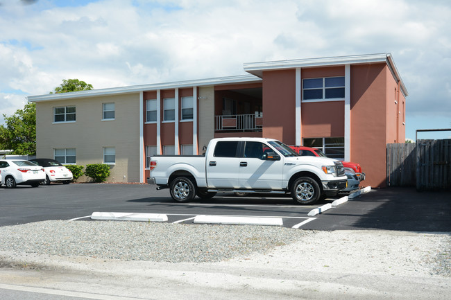 Bay Vista Apartments in Treasure Island, FL - Building Photo - Building Photo