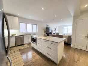 117 Chaplin Crescent in Toronto, ON - Building Photo - Building Photo