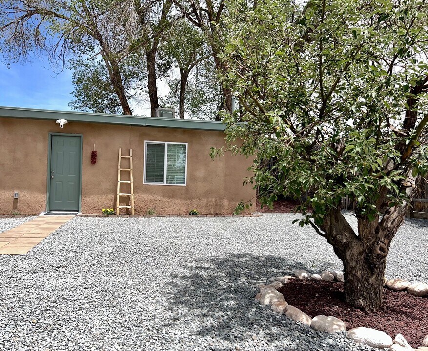 1702 Agua Fria St in Santa Fe, NM - Building Photo