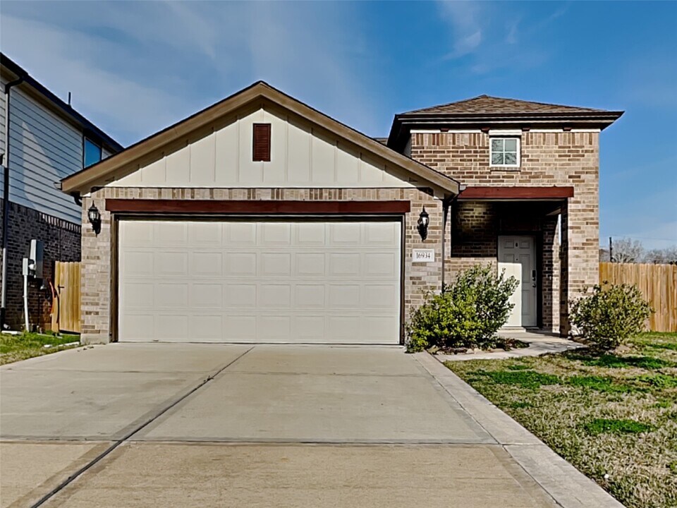 16934 Lagos Ln in Crosby, TX - Foto de edificio