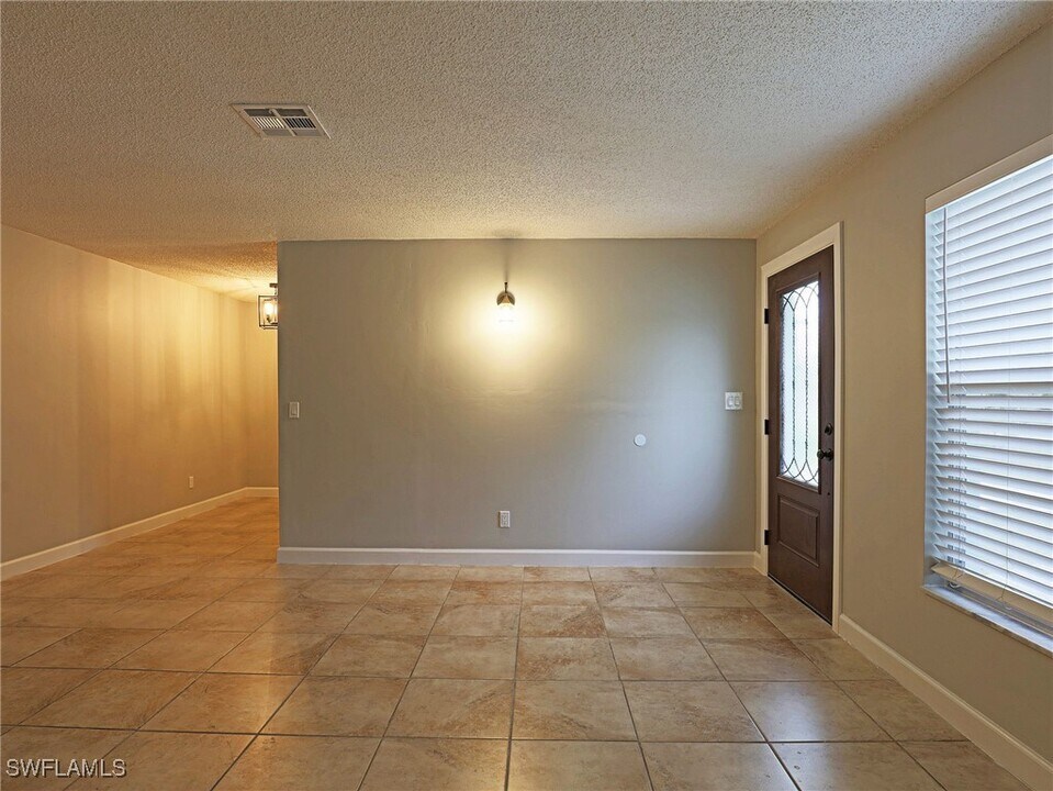 2411 Hibiscus Rd in Ft. Myers, FL - Building Photo