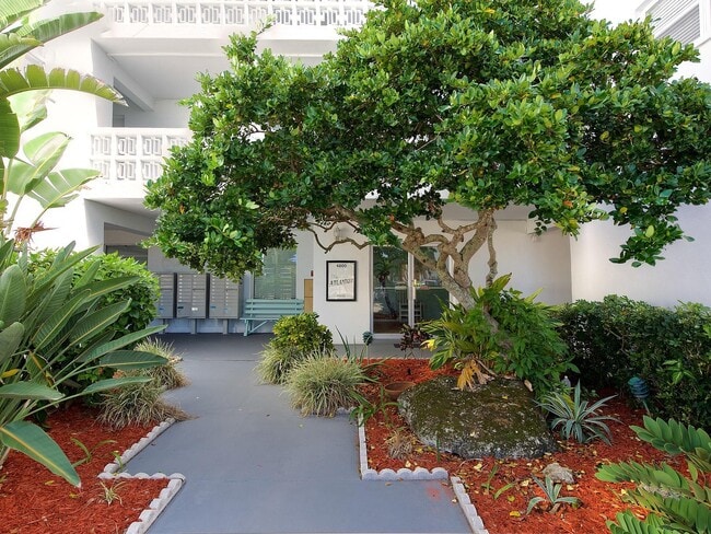 4800 Ocean Beach Blvd, Unit 102 in Cocoa Beach, FL - Foto de edificio - Building Photo