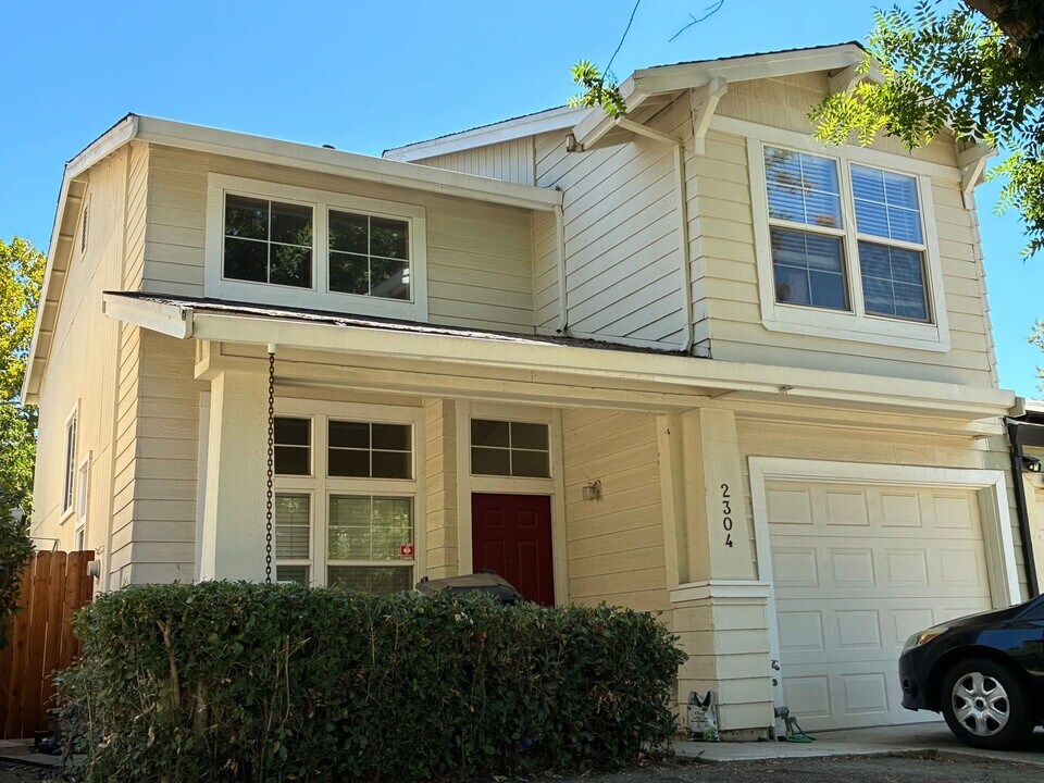 2304 Halsey Cir in Davis, CA - Building Photo