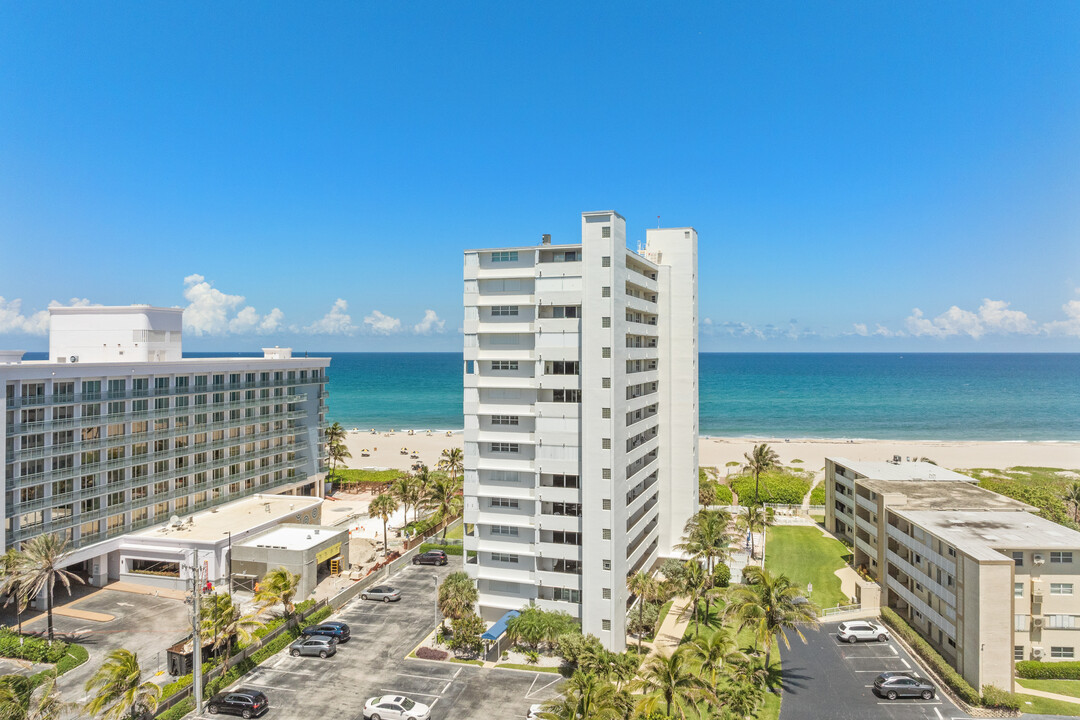 Villa Towers in Riviera Beach, FL - Building Photo