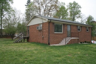 3695 Weyland Dr in Conover, NC - Foto de edificio - Building Photo