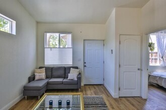 2415 26th St in Sacramento, CA - Building Photo - Building Photo