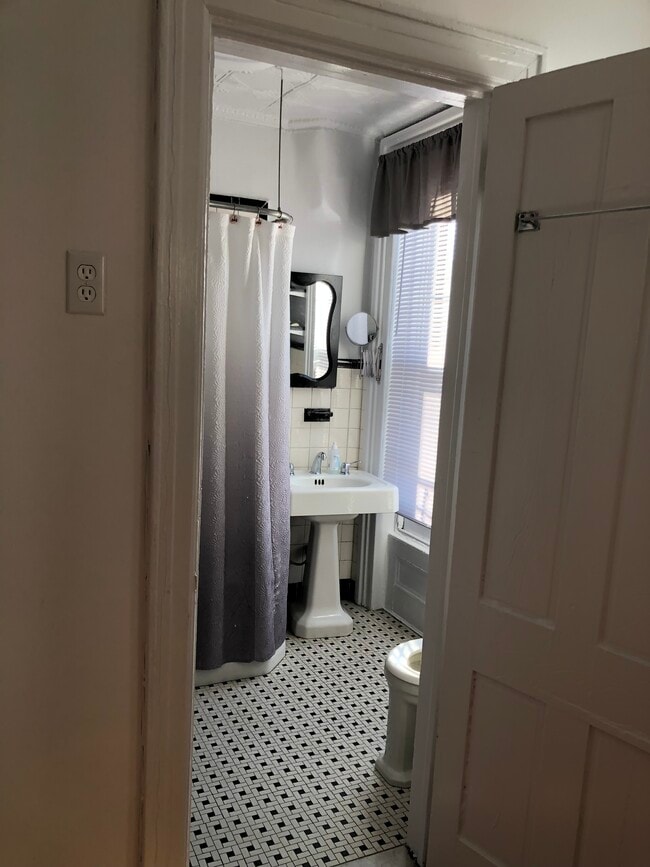 142 Clinton Ave, Unit Apartment for rent in Brooklyn, NY - Building Photo - Building Photo