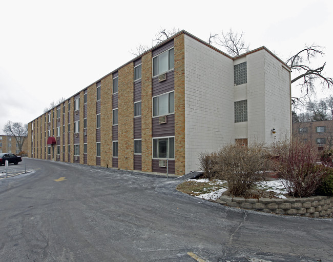 Shady Lawn Apartments in Kenosha, WI - Foto de edificio - Building Photo