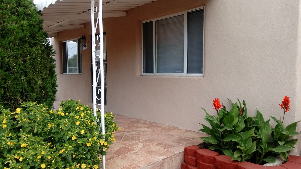 213 Alameda Rd NW in Albuquerque, NM - Building Photo