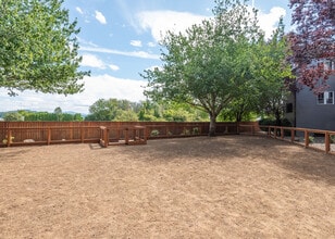 Mountain Meadows in Troutdale, OR - Foto de edificio - Building Photo