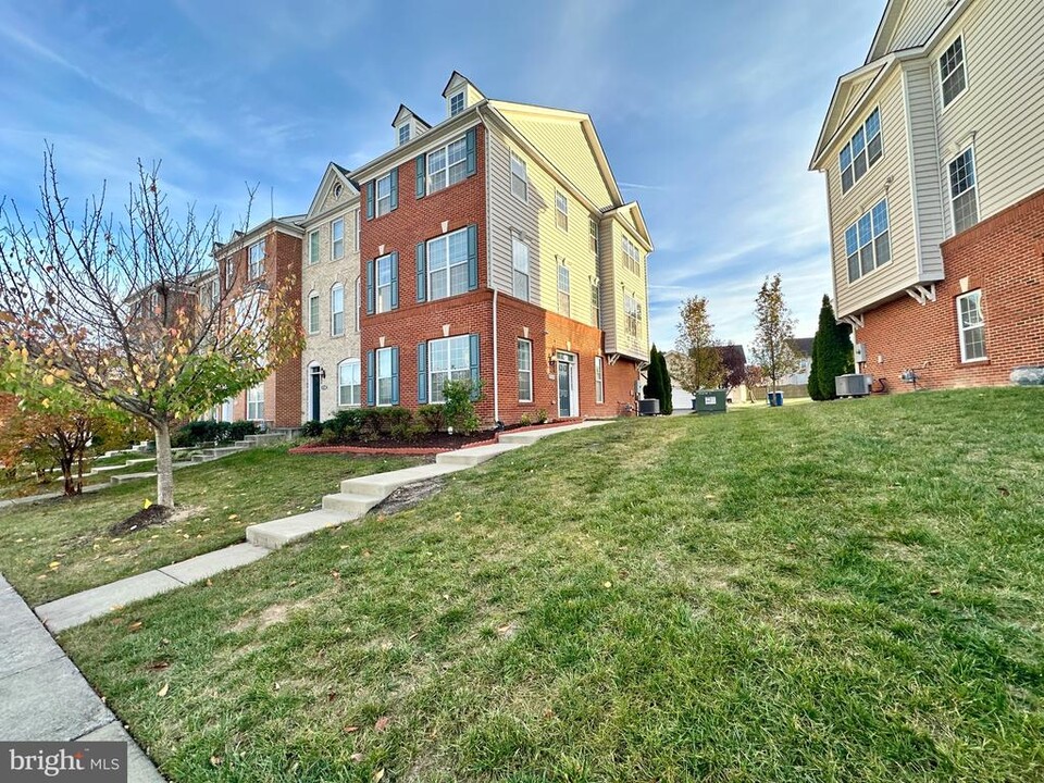 43213 Whelplehill Terrace in Ashburn, VA - Foto de edificio