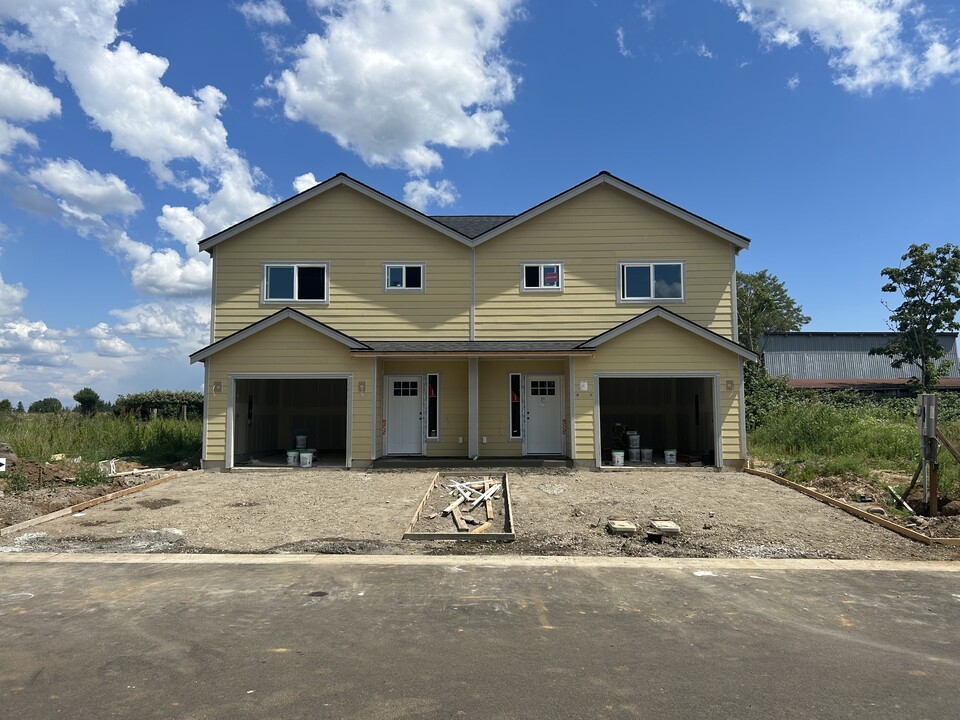 1006 Peach in Winlock, WA - Building Photo