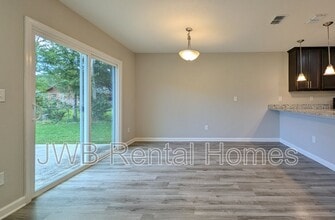 12802 Gillespie Ave in Jacksonville, FL - Foto de edificio - Building Photo