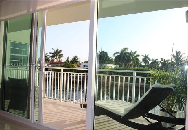 9500 W Bay Harbor Dr in Bay Harbor Islands, FL - Foto de edificio - Building Photo