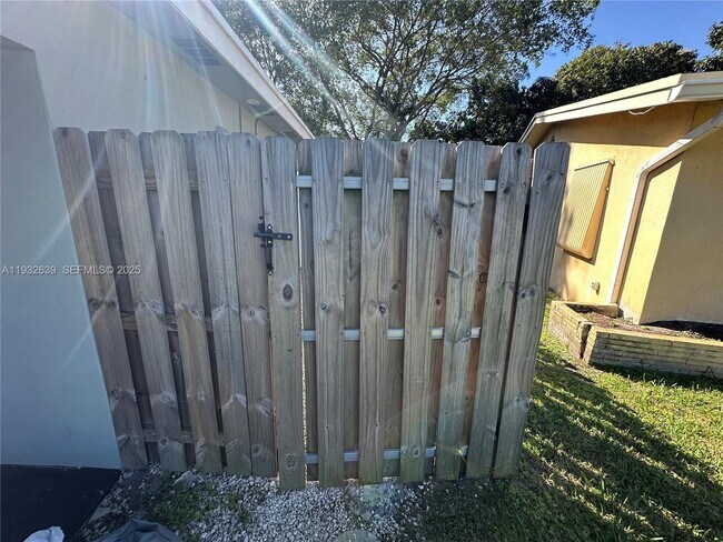 214 S 57th Ave in Hollywood, FL - Building Photo - Building Photo