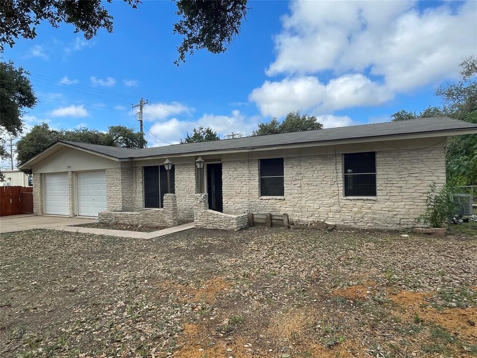 1005 Doris Ln in Cedar Park, TX - Foto de edificio