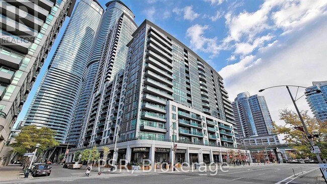 25-825 Lower Simcoe St