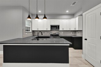 7415 Hezekiah Ln in Houston, TX - Building Photo - Building Photo