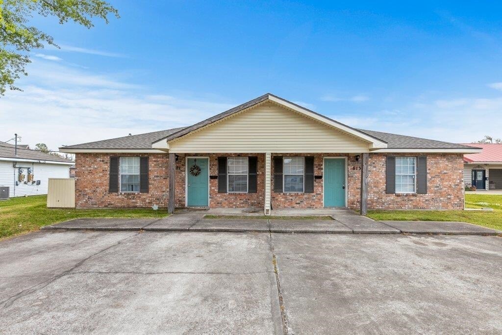 613 E School St in Lake Charles, LA - Building Photo