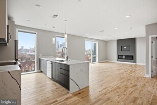 1000 W Girard Ave in Philadelphia, PA - Building Photo