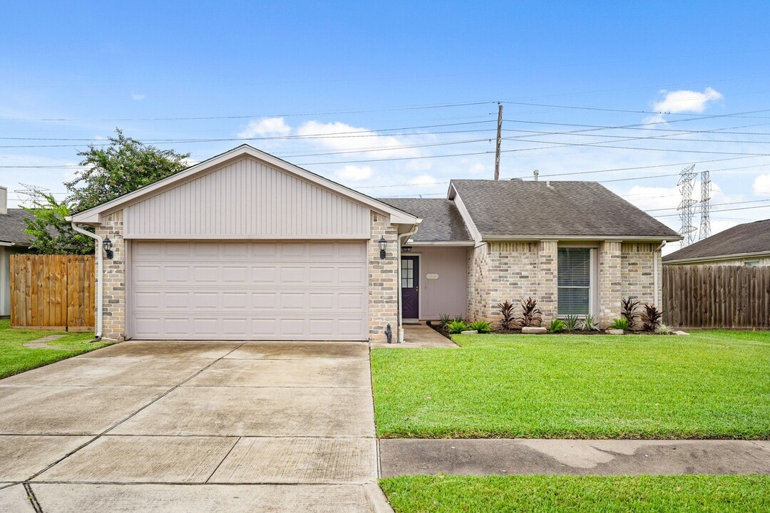 2911 Garden Ln in Sugar Land, TX - Building Photo