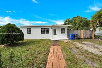 3900 SW 47th Ave in West Park, FL - Building Photo - Building Photo