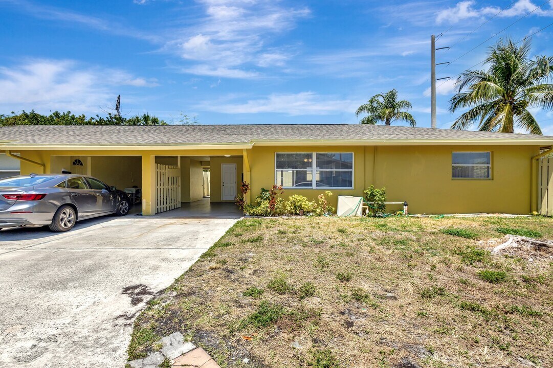 212 Palmetto Dr, Unit 212 in West Palm Beach, FL - Foto de edificio