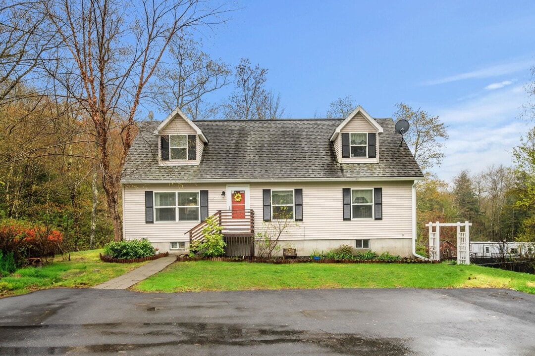 368 Chesham Rd in Harrisville, NH - Foto de edificio