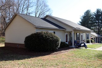 Riverview Apartments in Eden, NC - Foto de edificio - Building Photo