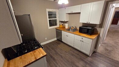 7318-7320 Wakefield Ave in Cleveland, OH - Foto de edificio - Building Photo