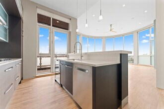 2408 W Rice St, Unit 401 in Chicago, IL - Building Photo - Building Photo