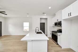 1314 W Willis St in Alvin, TX - Building Photo - Building Photo