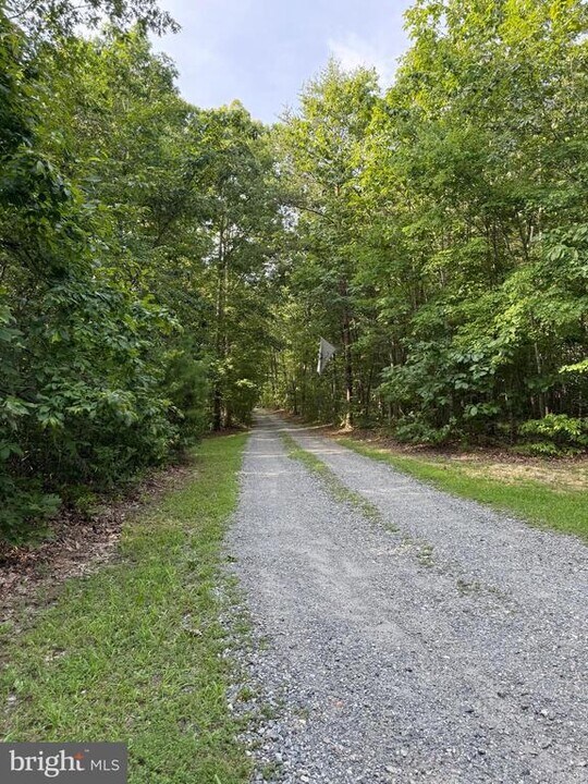 864 Ridgemont Dr in Louisa, VA - Building Photo