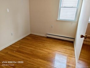 43-44-44 249th St in Queens, NY - Foto de edificio - Building Photo