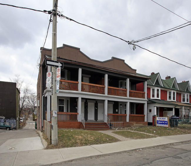 240 Highfield Rd in Toronto, ON - Building Photo - Building Photo