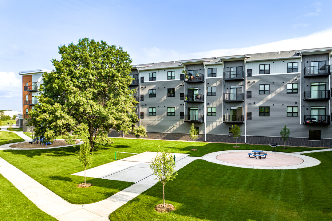 Golden Aspen Flats in Coon Rapids, MN - Building Photo