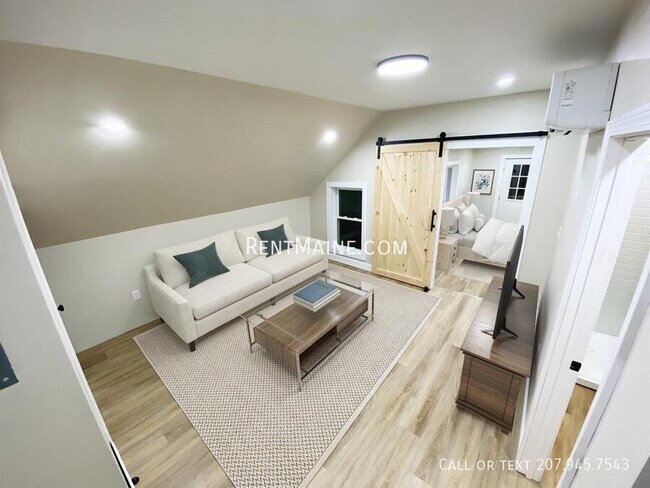 46 Main Rd S, Unit B in Hampden, ME - Foto de edificio - Building Photo