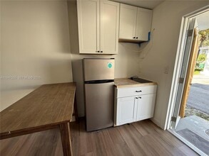 1725 Hayes St in Hollywood, FL - Building Photo - Building Photo