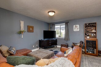 1026 E 15th St in Lafayette, OR - Foto de edificio - Building Photo