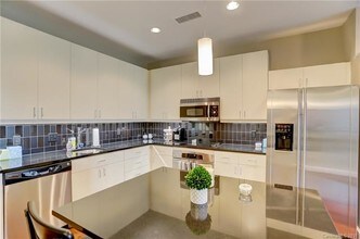 333 W Trade St-Unit -1401 in Charlotte, NC - Building Photo - Building Photo